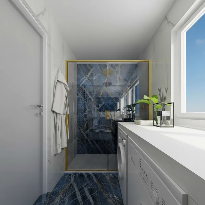 Salle de bain moderne avec douche à l'italienne carrelée en mosaïque bleue marine et dorée, paroi de verre transparent, robinetterie noire mate