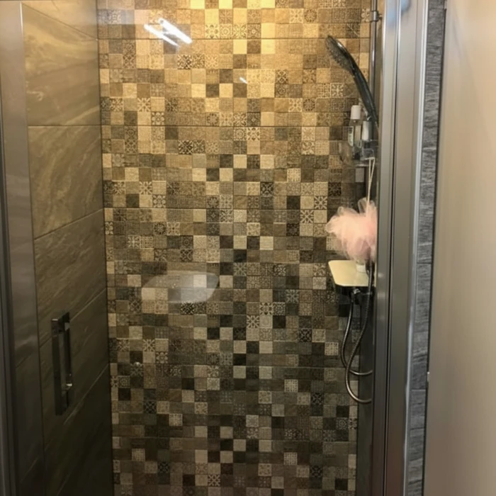 Salle de bain moderne avec douche à l'italienne