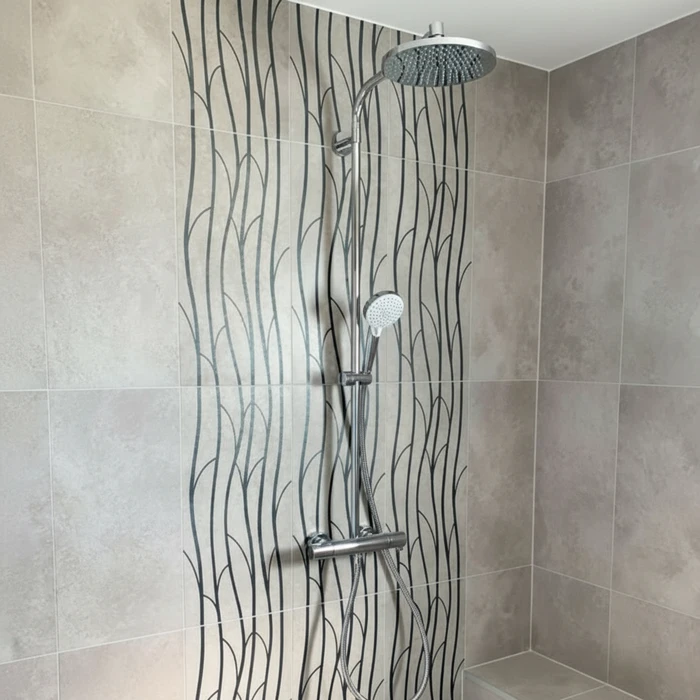 Salle de bain moderne avec douche à l'italienne