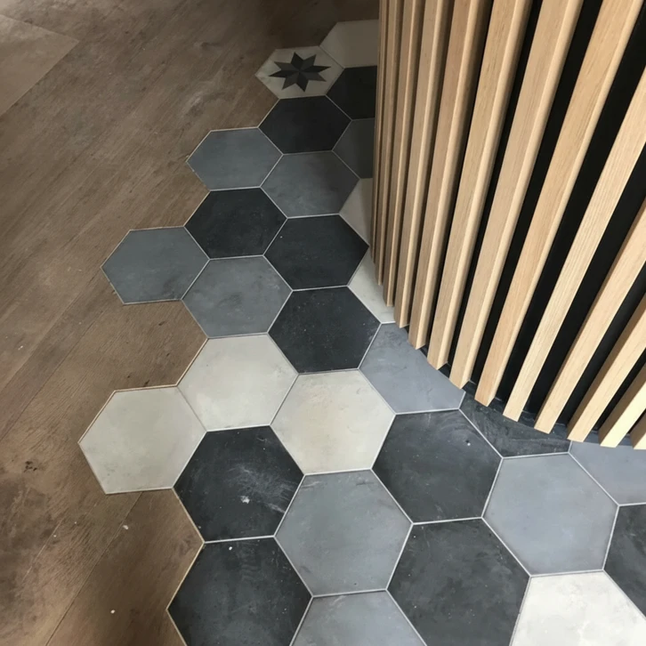 Chantier extérieur de pose de carrelage