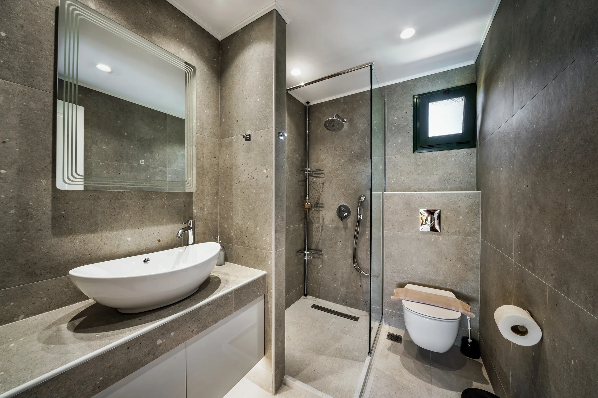 Salle de bain moderne haut de gamme avec double vasque intégrée en marbre noir veiné blanc