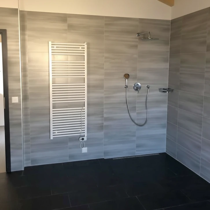 Salle de bain moderne minimaliste avec douche à l'italienne, WC suspendu, vasque blanche murale et baignoire