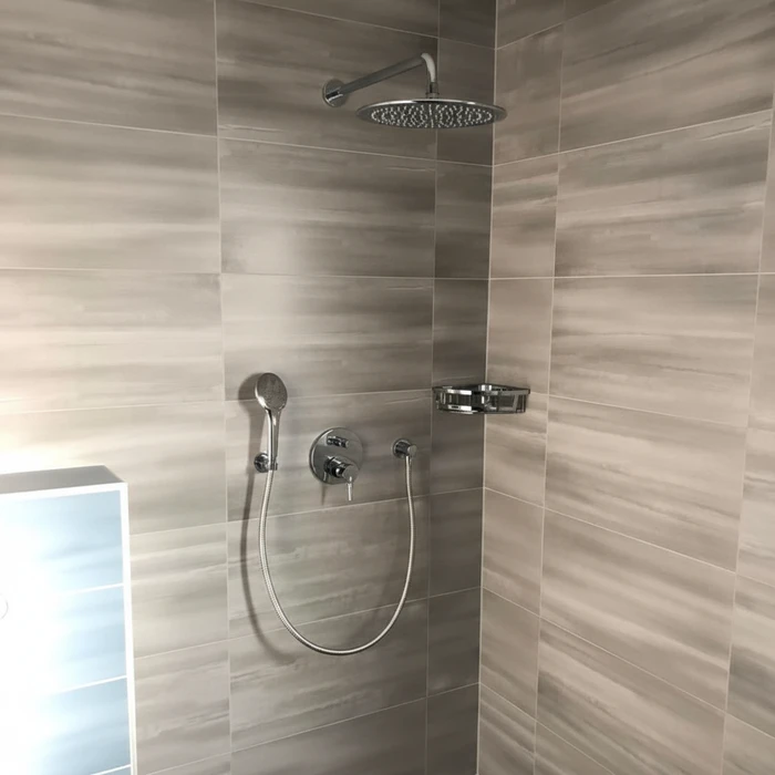 Salle de bain moderne avec baignoire d'angle blanche installée dans un coin