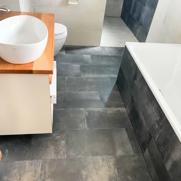 Salle de bain moderne avec toilettes suspendues blanches, lavabo rectangulaire suspendu avec robinetterie dorée