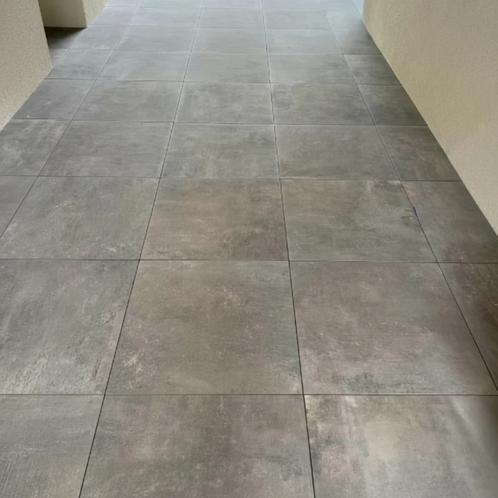 Homme en chemise à carreaux manipulant une scie sauteuse électrique bleue en extérieur