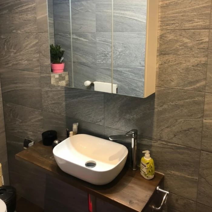 Chantier de pose de carrelage en cours dans un local commercial