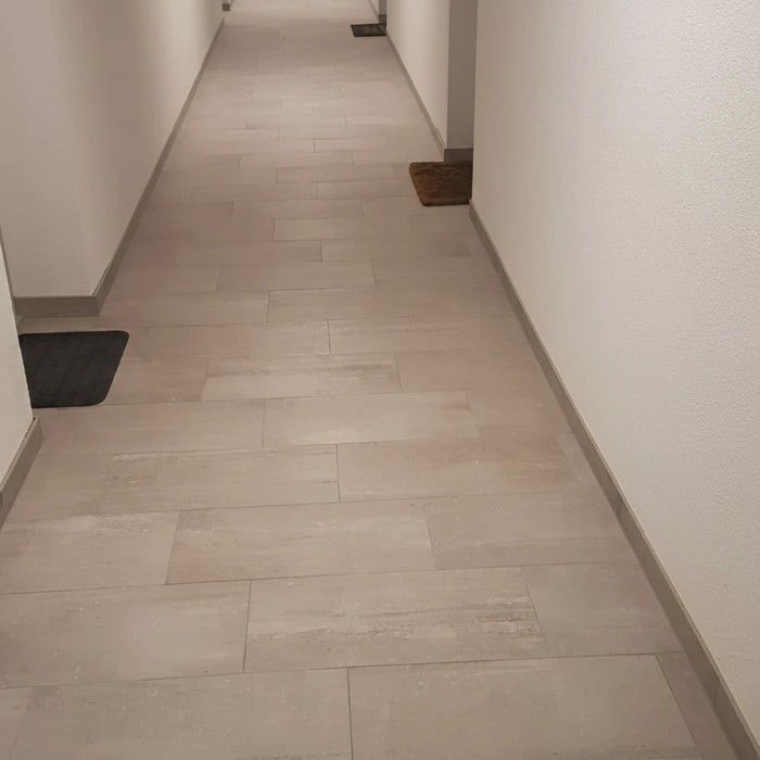 Salle de bain moderne avec douche à l'italienne, WC suspendu et vasque murale