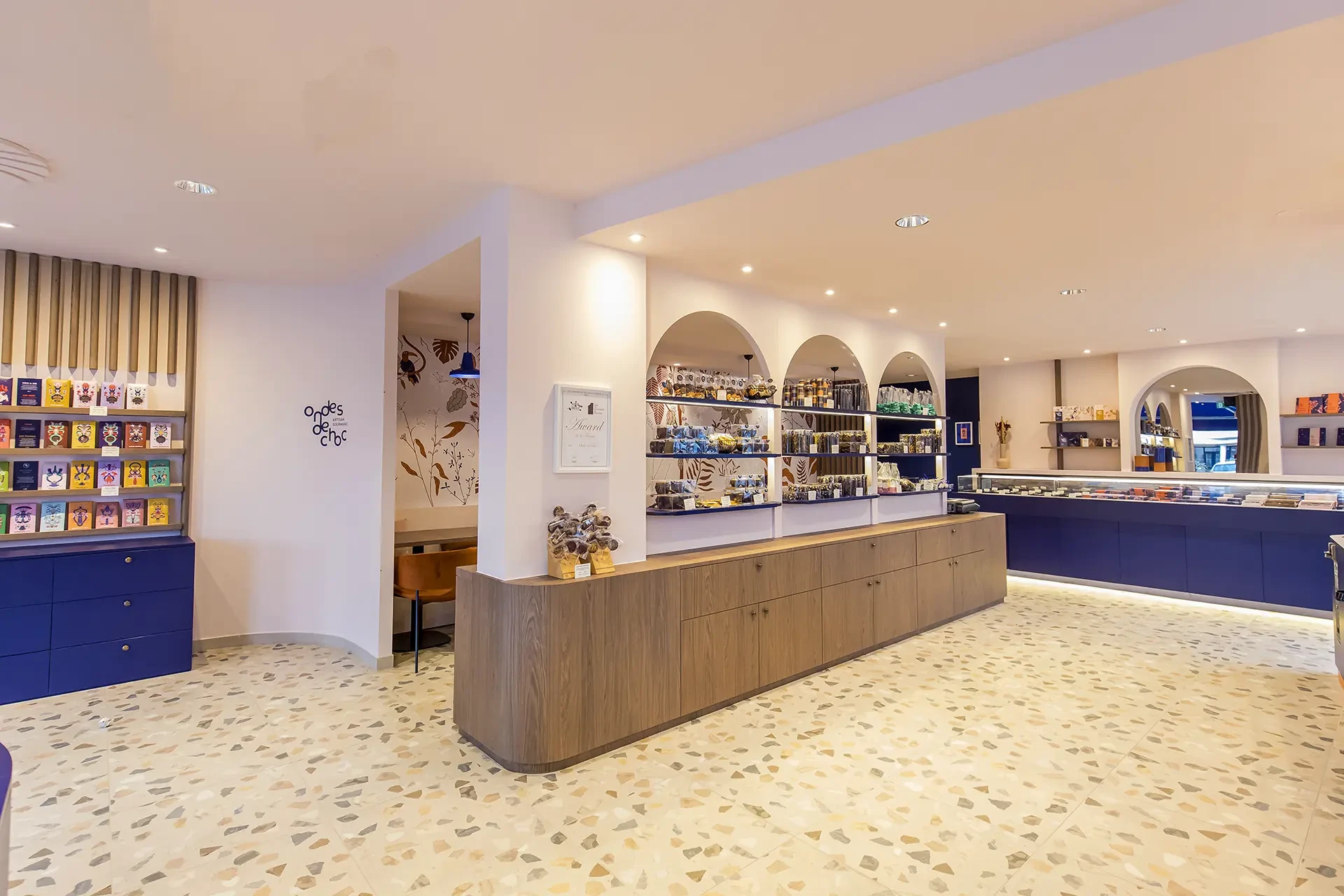 Photo large d'un concepteur de meubles artistiques lisant le plan et Commençant à assembler les pattes d'une chaise en bois