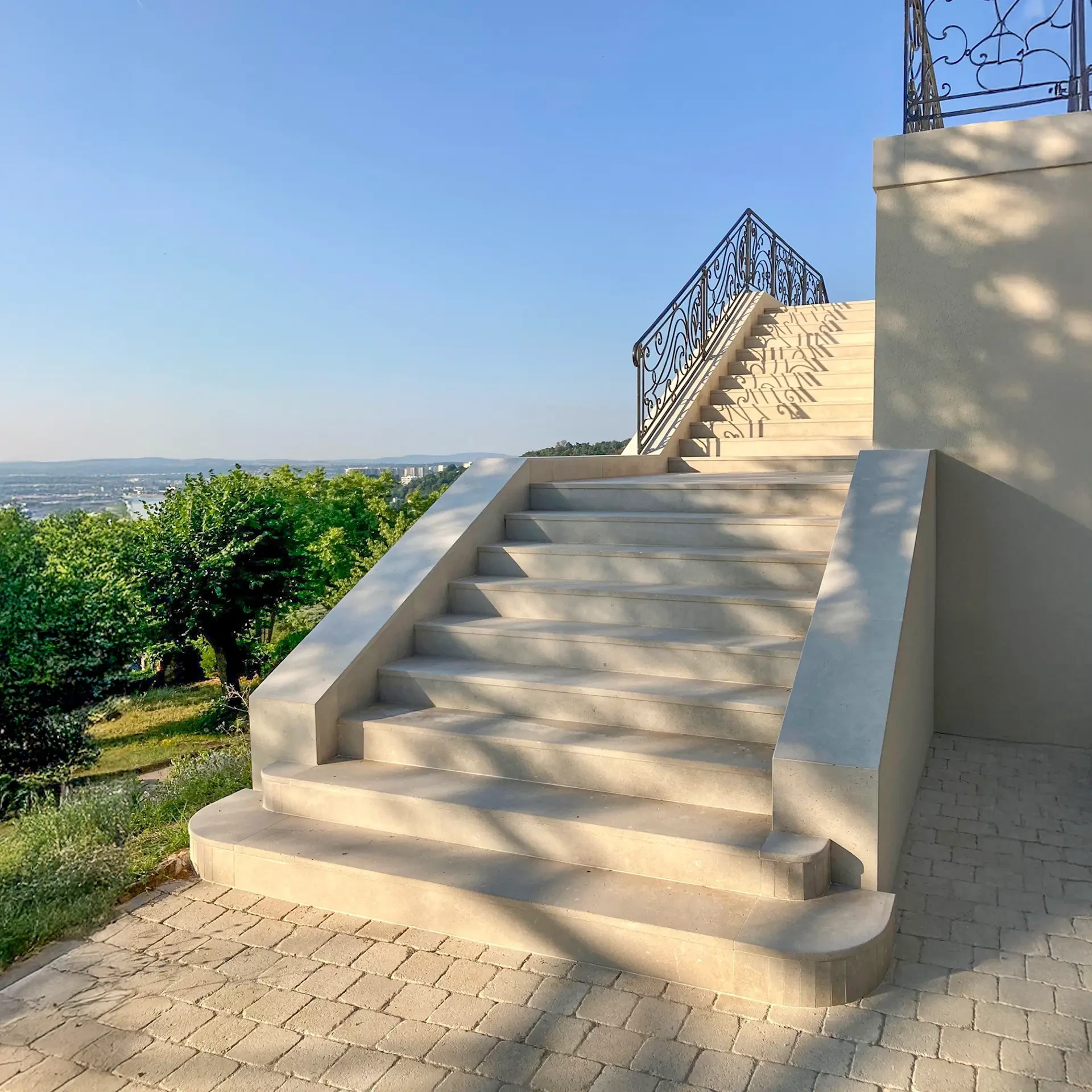 Showroom automobile moderne avec plusieurs véhicules exposés sur sol carrelage beige
