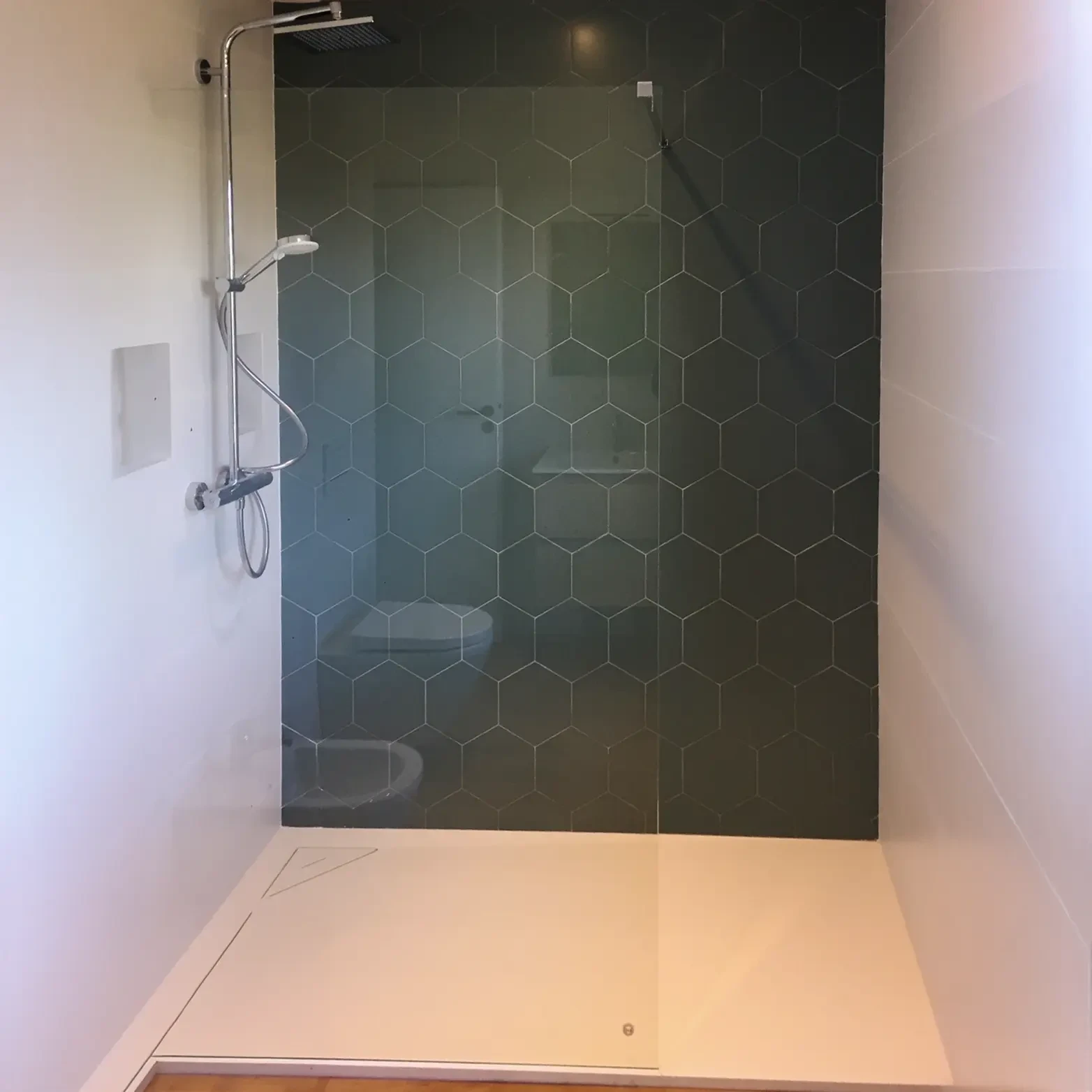 Salle de bain moderne avec douche à l'italienne d'angle