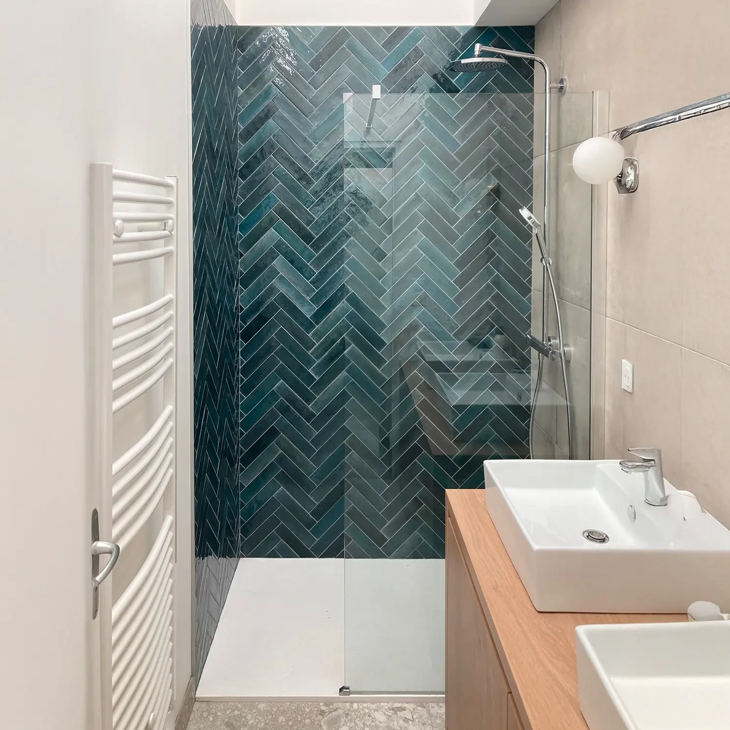 Salle de bain moderne avec vasque blanche posée sur plan de travail en bois massif