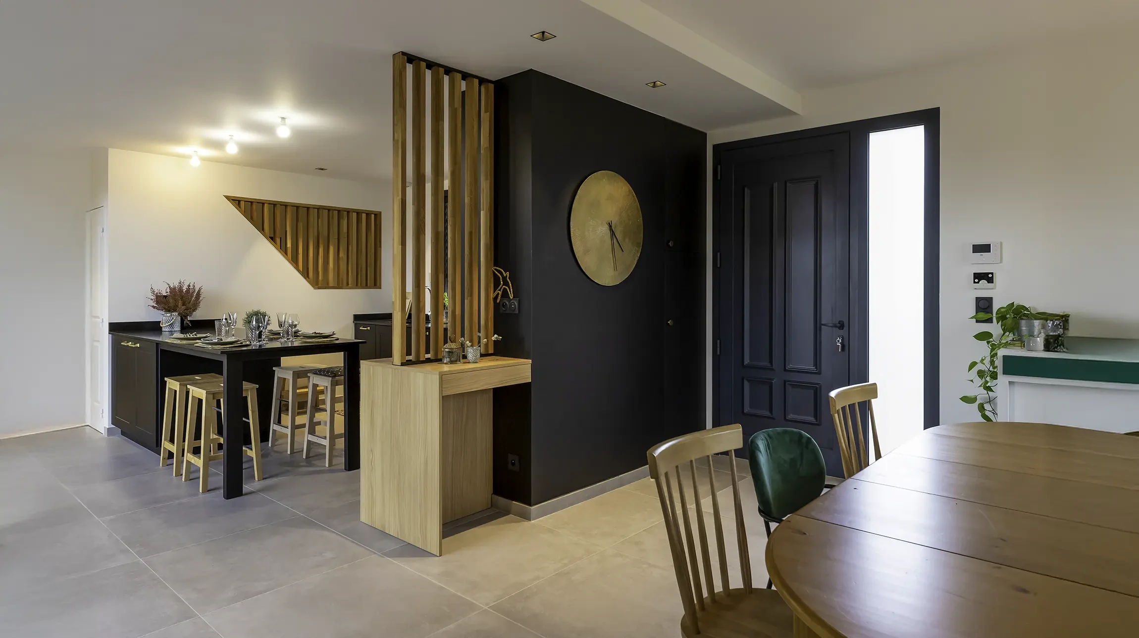 Salle de bain moderne avec douche à l'italienne, meuble vasque suspendu en bois clair et plan de toilette blanc