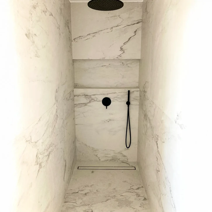 Cuisine moderne avec îlot central blanc, tabourets dorés à assises beiges