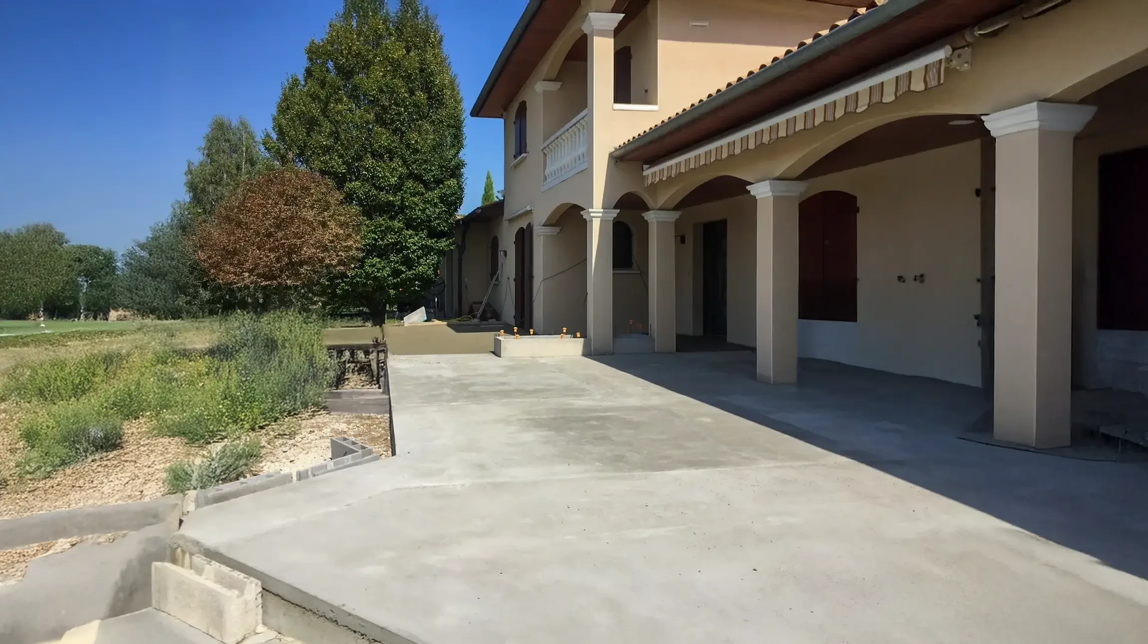 Surface d'asphalte gris en perspective, texture rugueuse avec granulats apparents